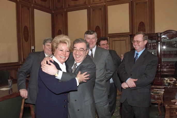 Отправленный в отставку Евгений Примаков прощается с коллегами, 1999 год. На фото: вице-премьер по социальным вопросам Валентина Матвиенко; на заднем плане - и. о. вице-премьера Геннадий Кулик, бывший первый вице-премьер Вадим Густов, руководитель аппарата правительства Юрий Зубаков и и. о. премьер-министра Сергей Степашин