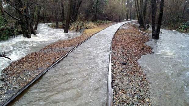 Эта вода ничего не знает о законах физики