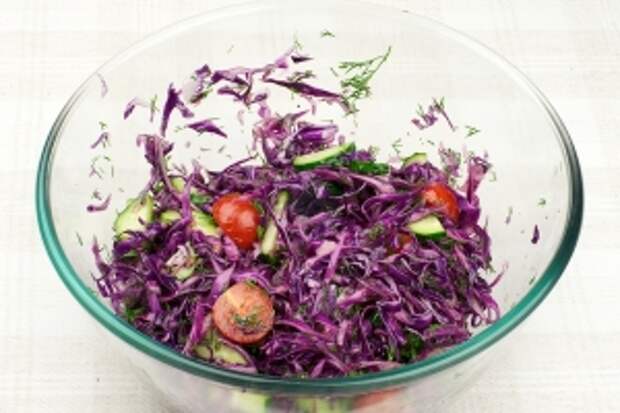 Аккуратно перемешать салат и добавить соль по вкусу.