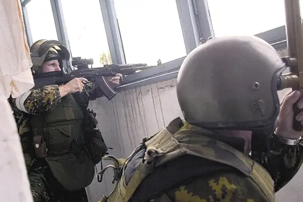 Сотрудник «Альфы» прапорщик Олег Лоськов (слева) ведёт наблюдение за школой
