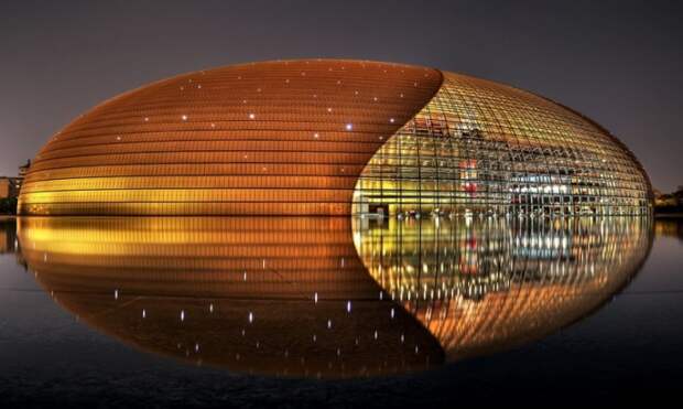 Оперный театр представляет собой эллипсоидный купол из стекла и титана, вздымающийся посреди искусственного водоёма, через дорогу от озера Чжуннаньхай.