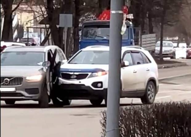 В центре Новгорода водители выясняли, кто прав, врукопашную, стрельбой и тараном