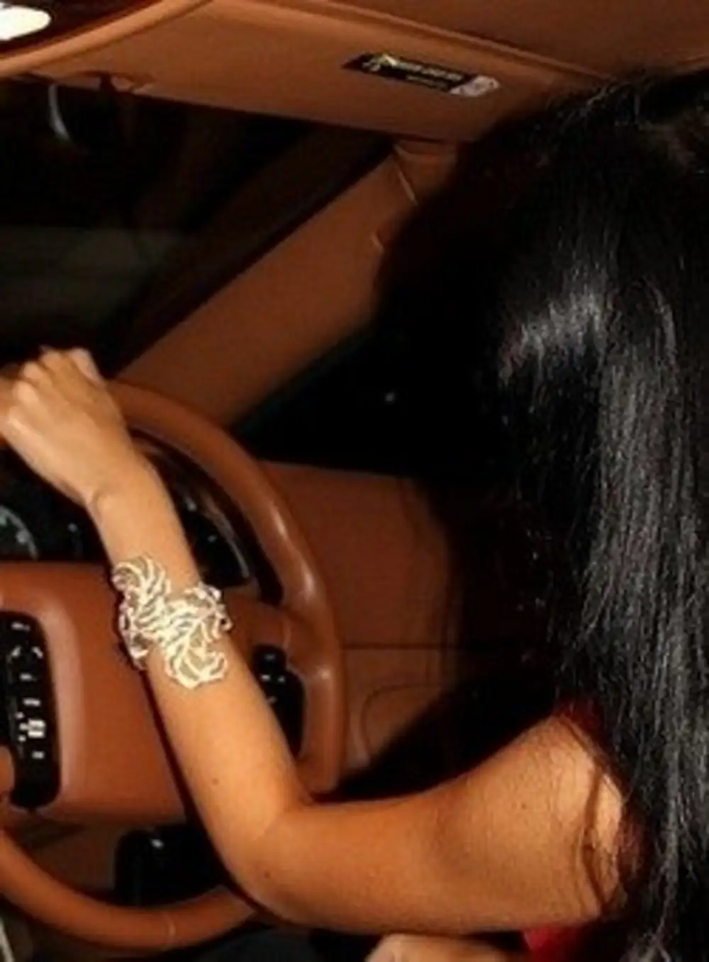 Девушка брюнетка с длинными волосами в машине