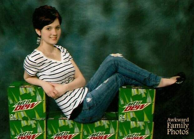26. "Когда я училась в последнем классе, я была одержима Mountain Dew, пила его по шесть раз в день, и решила сфотографироваться на троне из Mountain Dew для выпускного альбома" 26. "Когда я училась в последнем классе, я была одержима Mountain Dew, пила его по шесть раз в день, и решила сфотографироваться на троне из Mountain Dew для выпускного альбома"