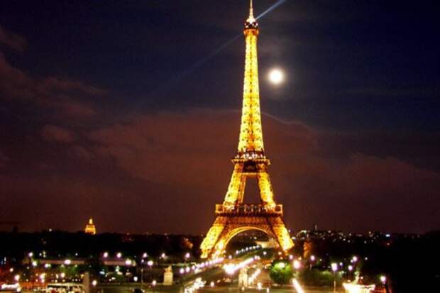 Ночью на Эйфелевой башне мигают 20 000 лампочек
