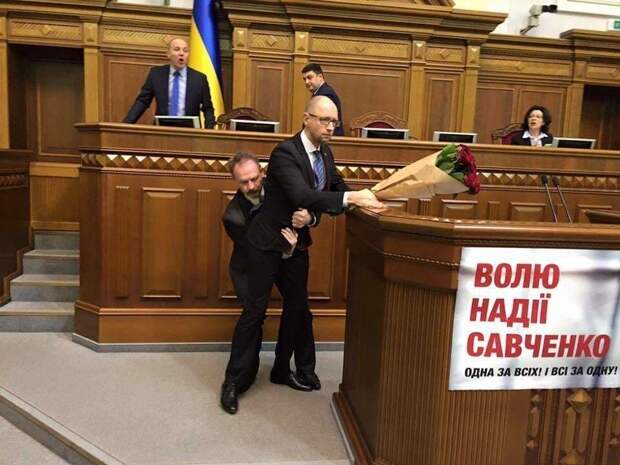 Во время выступления премьер-министра Украины Арсения Яценюка в Раде случилась массовая драка