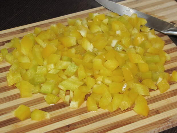 Очистить перец и порезать. пошаговое фото этапа приготовления картофельного салата
