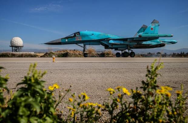 Посадка многофункционального истребителя-бомбардировщика Су-34 на аэродром авиабазы "Хмеймим"