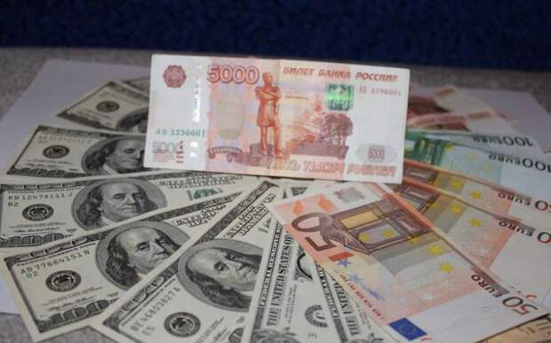 Официальный курс евро — 64,14 рубля, доллара — 59,83 рубля  