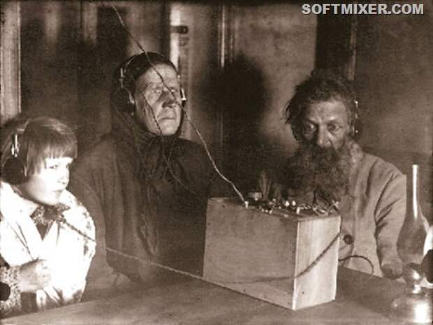 img243421_3-3_Semya_krestyanina_Voronova_slushaet_radio_1928_god