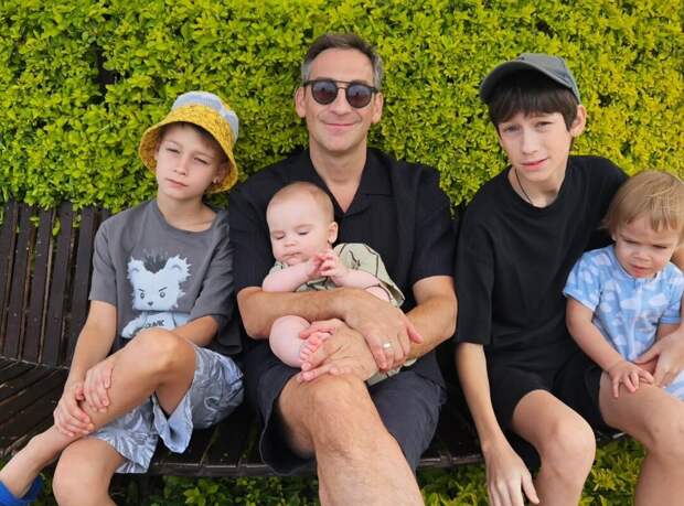 Актер Артем Ткаченко опубликовал фото с четырьмя сыновьями