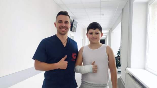 Невдале сальто: у Львові хірурги зшили нерв руки із шматочків 12-річному Юрчику