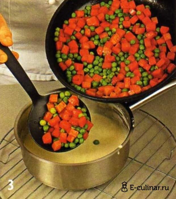 Рецепт Морковь с зелёным горошком в молочном соусе шаг приготовления 3