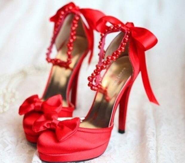 Стильные красные туфли