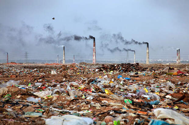 Горы мусора в Бангладеш.