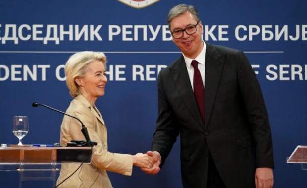 Запад продолжает размахивать перед носом у Белграда «морковкой», обещая принять страну в ЕС, но при условии отказа Сербии от сотрудничества с Россией. Об этом недвусмысленно заявила глава Еврокомиссии Урсула фон дер Ляйен на недавней пресс-конференции в Белграде с сербским президентом Александром Вучичем.