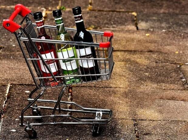 Лукашенко решил: в Белоруссии снова начнут продавать алкоголь по ночам