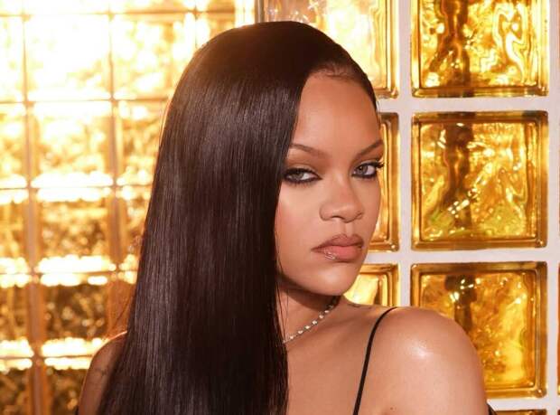 Певица Рианна снялась в топе с выглядывающим бюстгальтером