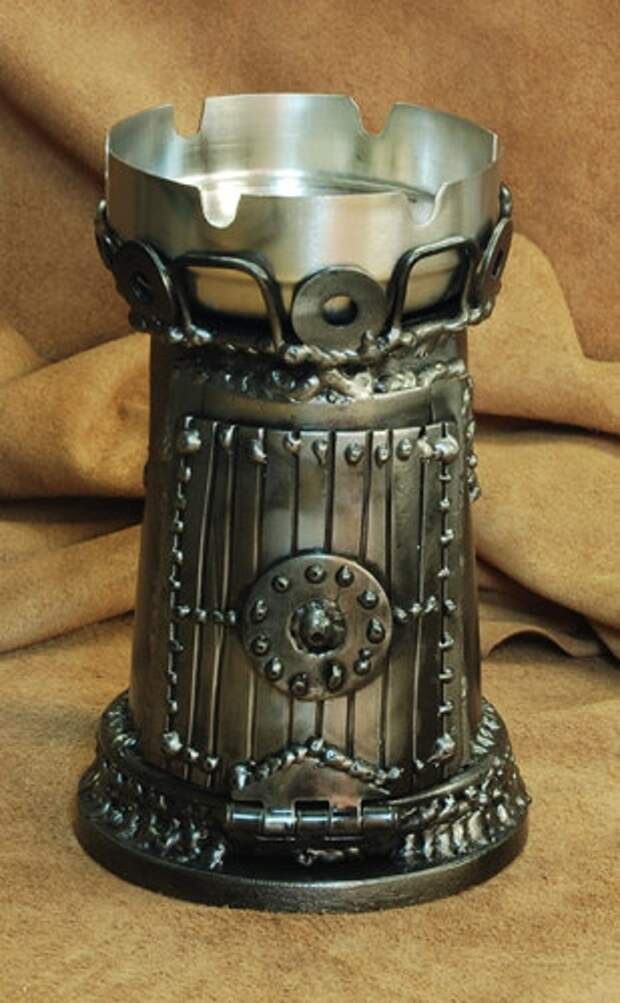 Пепельница из металла. Пепельница металлическая. Пепельница металлическая настольная. Пепельница из металла. Кованые пепельницы.