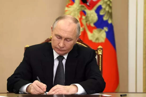 Путин посмертно наградил погибших при крушении самолета под Кировом медиков