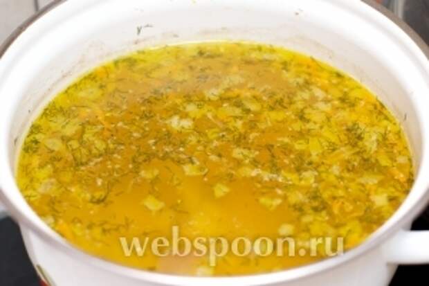 Как только картофель сварится, выложить в суп зажарку, добавить соль и перец по вкусу. Подавать гречневый суп присыпав зеленью.