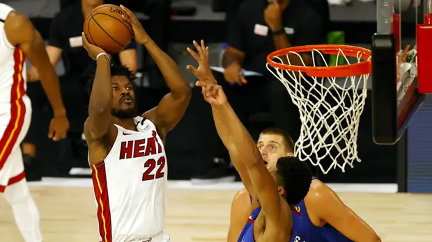 «Майами» победил «Денвер» в матче НБА, Адебайо и Баттлер набрали по 22 очка