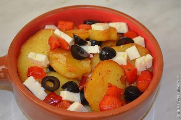 жареный картофель с перцем, брынзой и маслинами жареный картофель с перцем, брынзой и маслинами