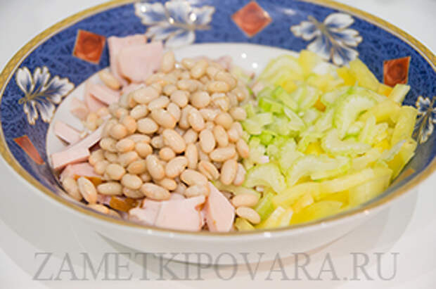 Салат из копченой курицы с фасолью
