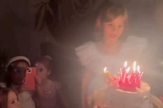 Актриса София Каштанова показала кадры с дня рождения дочери