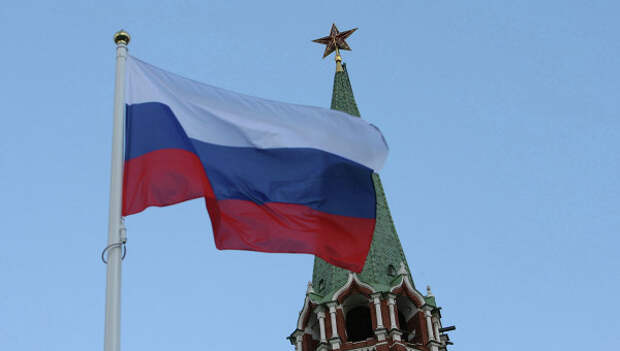 Российский государственный флаг на фоне кремлевской башни. Архивное фото