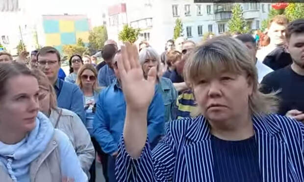 Местные жители на митинге (поселок Кременкуль)