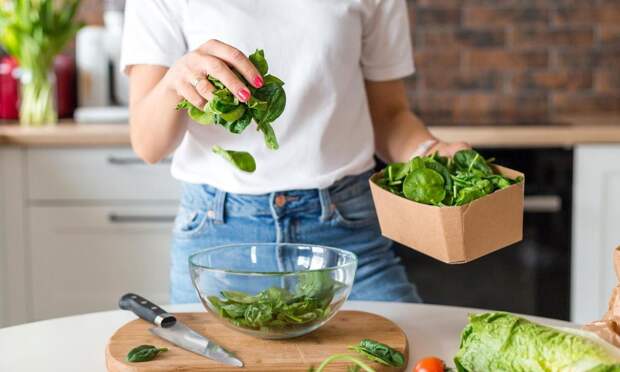 Для сердца, сосудов, костей и глаз: кому особенно полезен шпинат