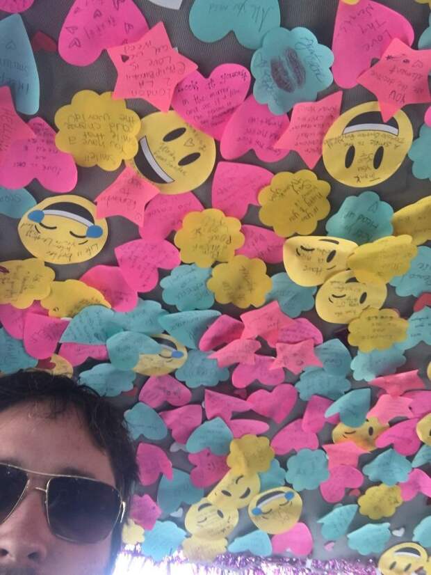 My Uber Driver Has Sticky Notes From All Of His Passengers On The Roof Of His Car