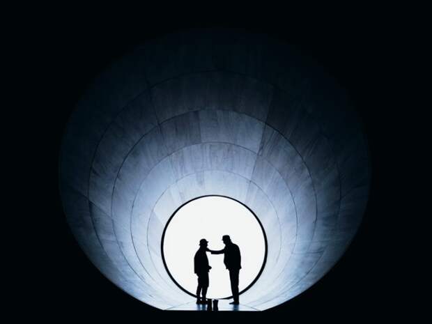 На фото — сцена из спектакля «В ожидании Годо» © Andy Henderson