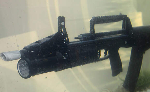 ADS ADS — штурмовая винтовка, предназначенная для использования под водой. Она уже используется российскими спецслужбами. Винтовка способна выпускать до 700 выстрелов в минуту на дистанции в 25 метров.