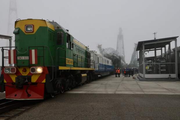 На космодроме Байконур завершена установка ракеты с самарским спутником на борту