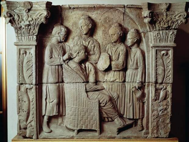 Состоятельная римлянка делает причёску в салоне красоты. Барельеф II века.