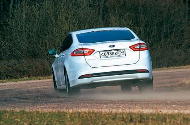 Ford покорил великолепно настроенным шасси, которому позавидуют многие конкуренты. В поворотах крены минимальны, сноса передней оси почти нет.