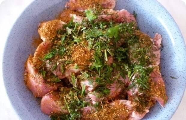 посыпаем мясо зеленью