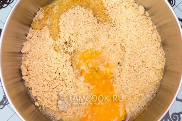 Смешать печенье, яйцо, масло и орехи