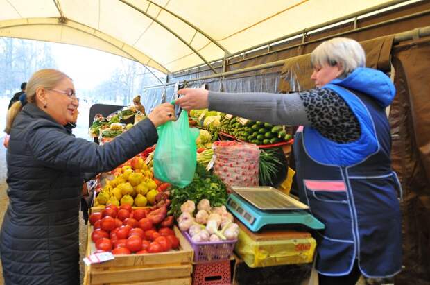 На ярмарках продают свежие фрукты и овощи / Фото: Александр Кочубей