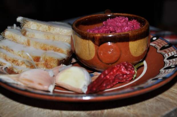 Мужской перекус: свиные щеки, домашний бородинский хлеб и хрен со свеклой