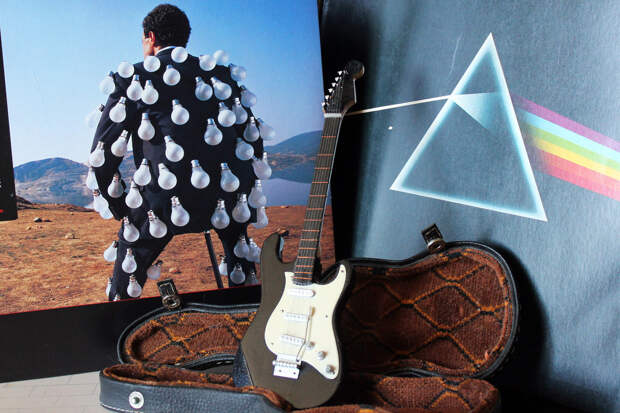 На торгах Christie’s в Лондоне Black Strat Дэвида Гилмора продали за рекордные $14,5 млн