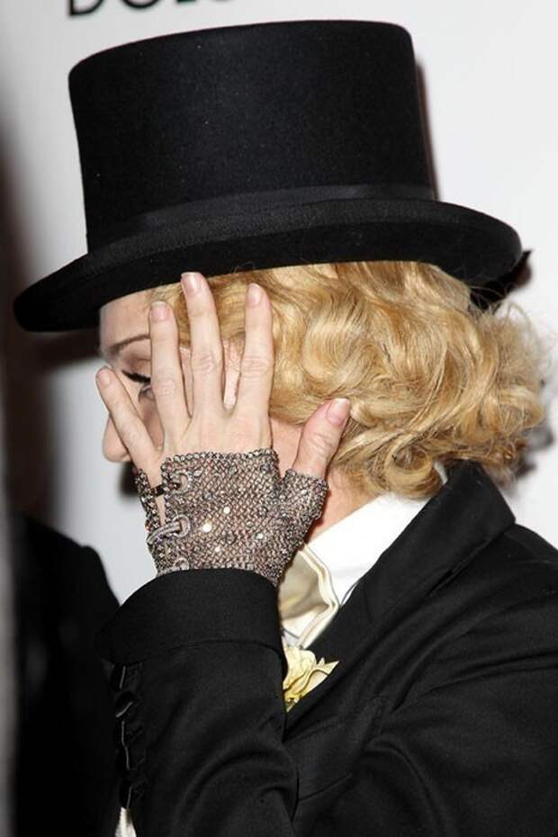 В перчатке от Джейкоба Арабо впервые появилась Мадонна в 2013 году