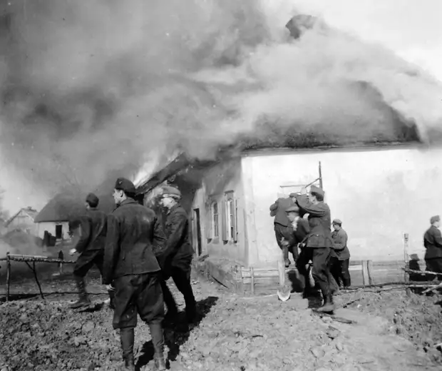 Венгерские солдаты у горящего дома, лето 1942 года