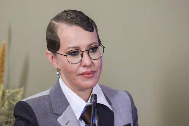 Откровенную позу Собчак на фото высмеяли в сети фразой «чем дурнее, тем моднее»