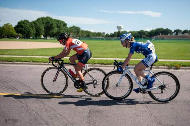 Sara Poidevin (Rally Cycling) и Katherine Sherwin (United Healthcare) (фото: Matthew Moses)