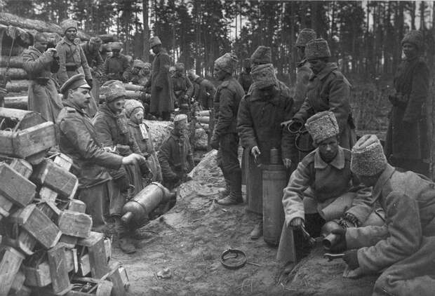Russian soldiers prepare chlorine cylinders for a gas attack against German positions near Ilukste, 1916