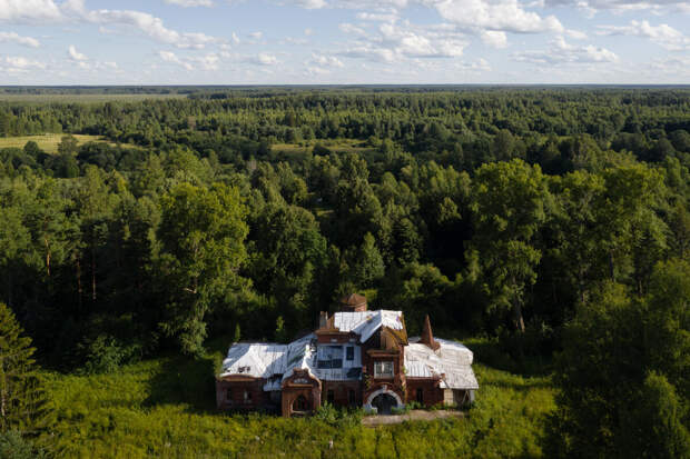 Усадьба Матренино в глухом лесу.