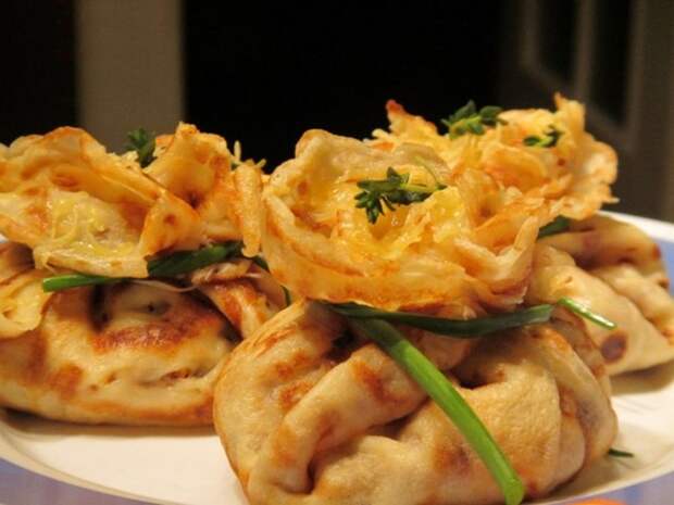 Празднование Масленицы. Традиции и рецепты вкусных блинов Самым главным блюдом Масленицы являются блины - символ солнца, плодородия и достатка.